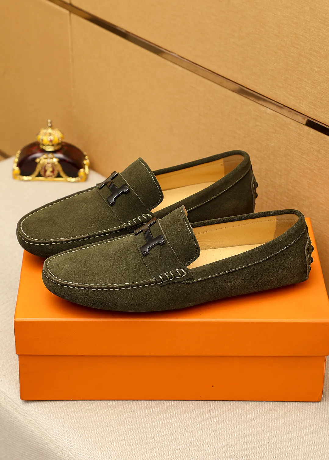 Men's shoes 💰380 💐 Product trademark: HERMES "Hermès" shoes. Regular size: 38-44 (45.46.47🉑️Customized) Product materials: Selected imported first-layer frosted cowhide upper + luxury hardware buckle, imported pig leather lining. Strong three-dimensional visual effect, original outsole color: 2 colors available